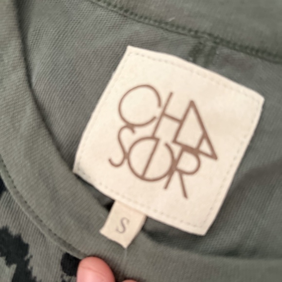 NWT-CHASER x Revolve Gauzy Cotton Jersey Top Safari Green Leopard - Picture 8 of 11